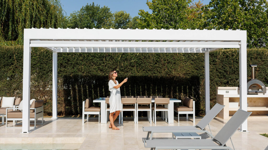 Pérgola inteligente de aluminio con diseño moderno en Argentina.