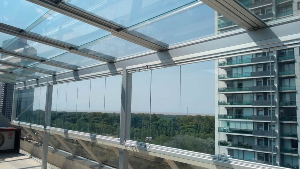 Expandí tu propiedad con techos móviles de vidrio templado para balcones y terrazas