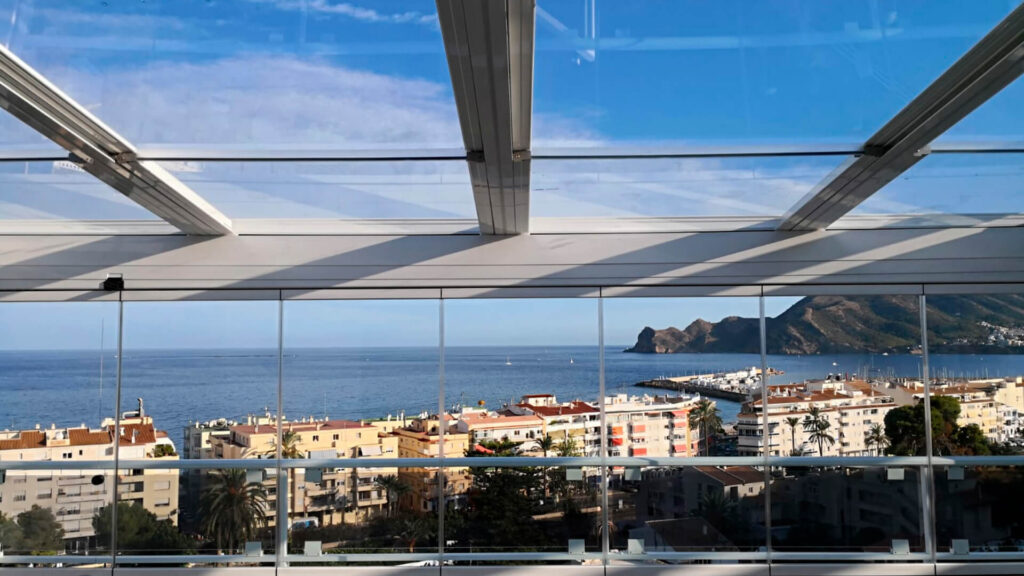 Techos panorámicos de vidrio corredizo y herméticos para cerrar balcones y terrazas
