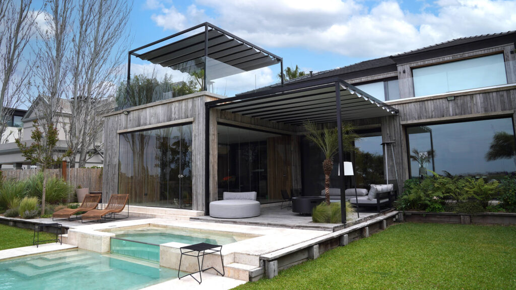 Proteja su outdoor de la lluvia y el viento con un toldo romano para pérgola, moderno y retráctil..