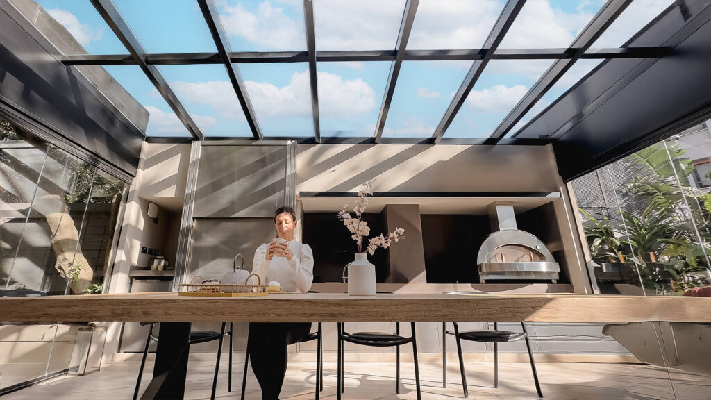 Ampliá tu ambiente con techos de vidrio para casas y negocios y ganá más luz y sensación de amplitud